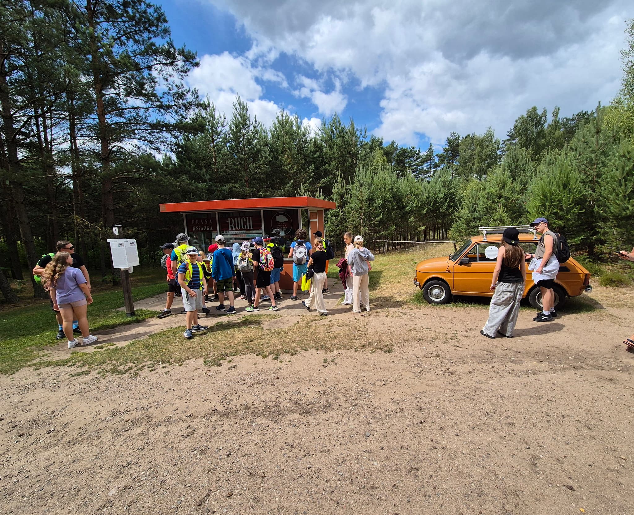 Uczestnicy obozu podczas porannych zajęć