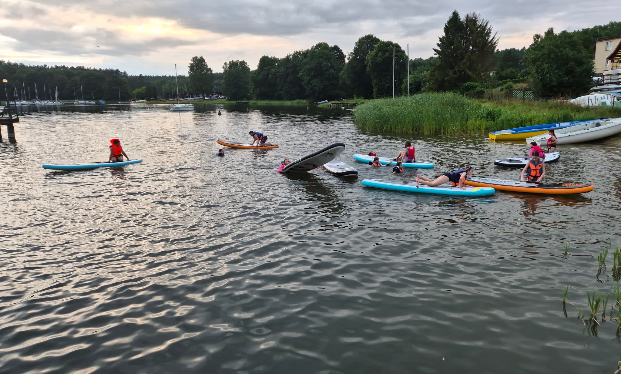 Zabawa wieczorna uczestników obozu
