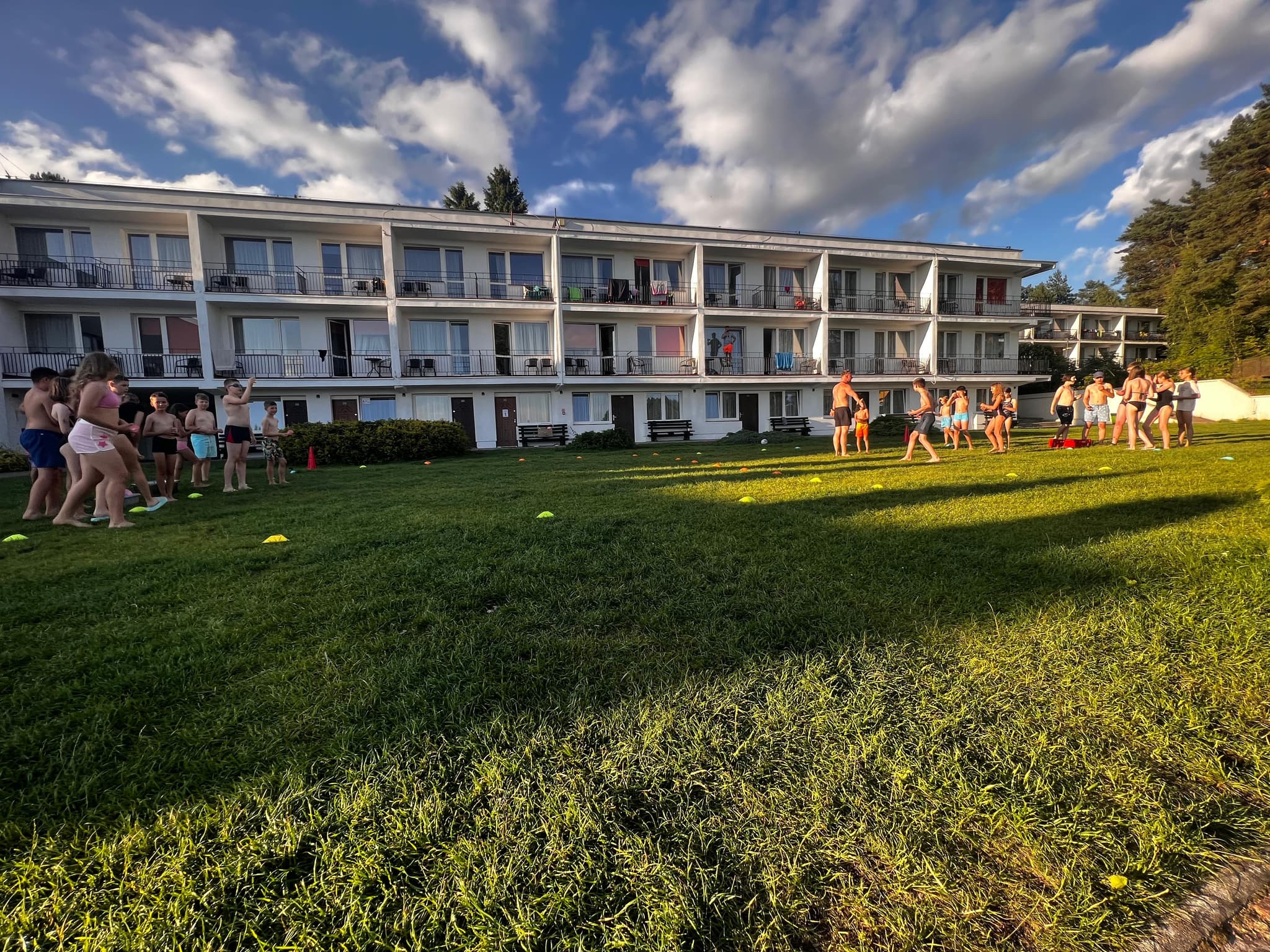 Uczestnicy podczas aktywności obozowych